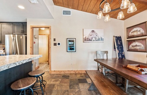 Bass Lake Cabin | Hot Tub & Pet Friendly Bass Lake 3/2 Slps 9