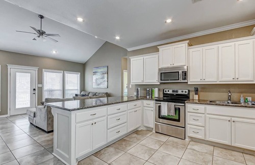 Crystal Beach Cottage | Hot Tub! | Pets | Game Room | October & November Specials!