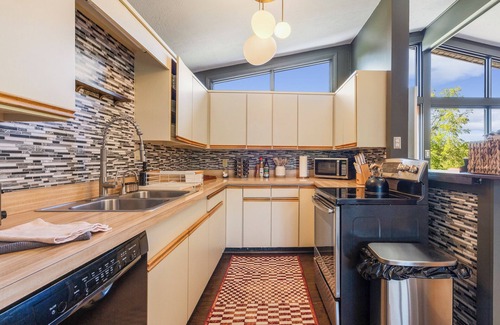 Shelbyville House | Hot Tub, Pool, Fully Loaded, 10 min to Bulleit Distillery, Between LOU and LEX.