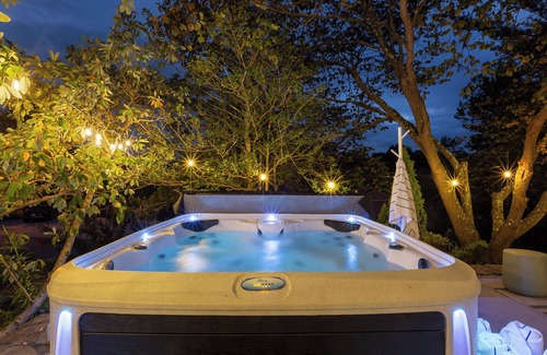 Shelbyville House | Hot Tub, Pool, Fully Loaded, 10 min to Bulleit Distillery, Between LOU and LEX.