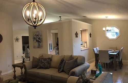 Central Naples House | Hot tub/Pool over looking Golf course minutes To seagate and clam pass Beach
