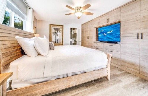 Santa Barbara Estates House | HOT TUB+POOL TABLE! WALKING DISTANCE TO BEACH!