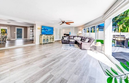 Santa Barbara Estates House | HOT TUB+POOL TABLE! WALKING DISTANCE TO BEACH!