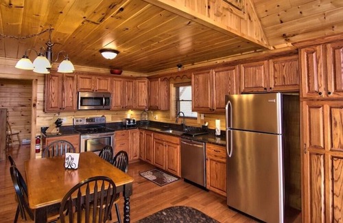 Hickory Hills Ski Chalet | Hot Tub, Pool Table, Fire Pit, 5 MIN TO SKI SLOPES, Secluded /Pet Friendly!