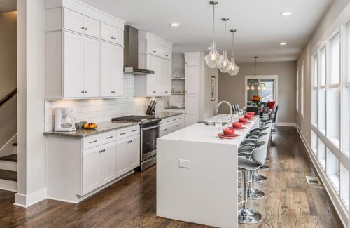 Salemtown House | Hot Tub, Pool table, Rooftop-Near Broadway,10 Beds