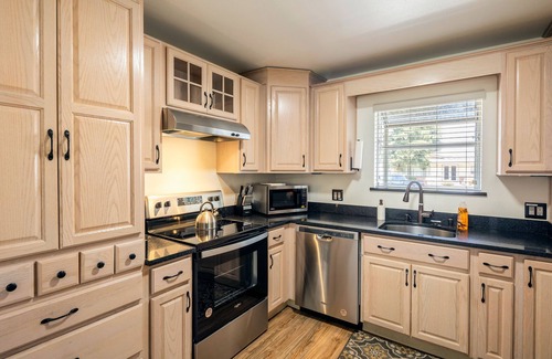 Raisin House | Hot Tub & Pool with 5 Cozy Bedrooms
