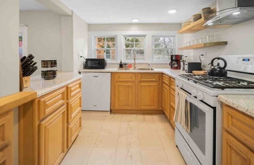 Trumansburg Cottage | Hot Tub~Posh Retreat near Cornell & Wine Trail