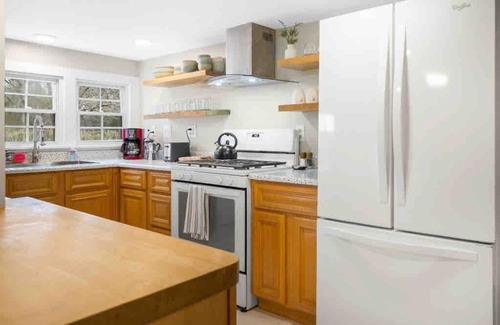 Trumansburg Cottage | Hot Tub~Posh Retreat near Cornell & Wine Trail