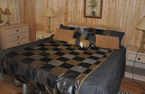 Hot Springs Cottage | HOT TUB~PRIVATE CREEKSIDE~WALK TO TOWN~
