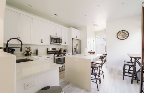Daybreak House | Hot Tub! Rental Sleeps 8! 30 Day Minimum!