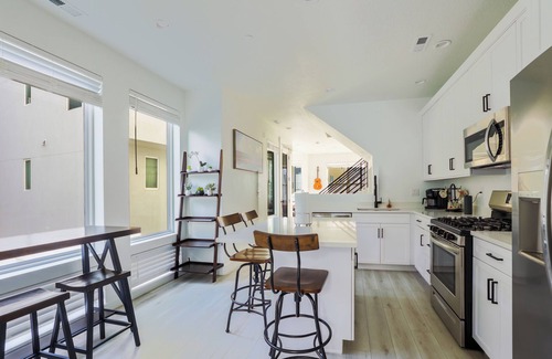 Daybreak House | Hot Tub! Rental Sleeps 8! 30 Day Minimum!