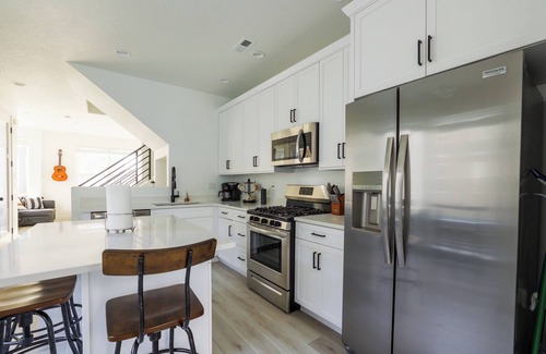 Daybreak House | Hot Tub! Rental Sleeps 8! 30 Day Minimum!