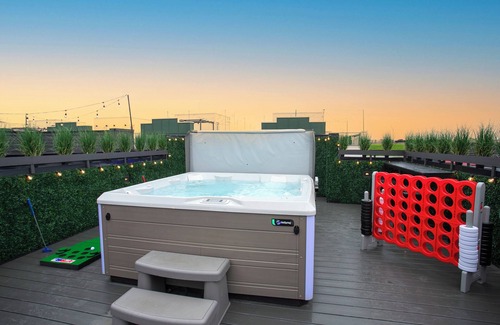 Katie Hill Neighborhood House | Hot Tub & Rooftop Views - Twang Town Terrace