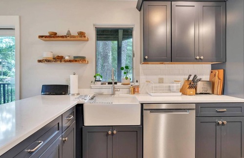 West Hartford Condo | Hot Tub, Sauna, Comm. Pool, Club | Deere Run 6A