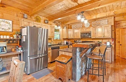 Rockbridge Cabin | Hot Tub, Sauna, GameRoom: Pool Table, Arcade, Ping Pong, Foosball. Hiking Nearby