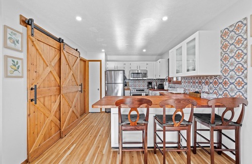 Bushkill Ski Chalet | Hot tub/Sauna/Hiking/Indoor Pool/Lakes