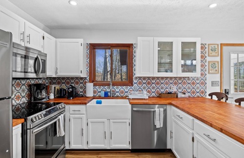 Bushkill Ski Chalet | Hot tub/Sauna/Hiking/Indoor Pool/Lakes