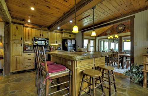 Mineral Bluff Cabin | Hot Tub Soaks, Sunroom Sips, Majestic Mountain Gazes & S'mores by Starlight - Fireside Bluff