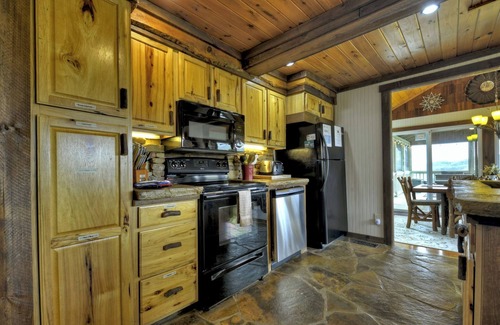 Mineral Bluff Cabin | Hot Tub Soaks, Sunroom Sips, Majestic Mountain Gazes & S'mores by Starlight - Fireside Bluff