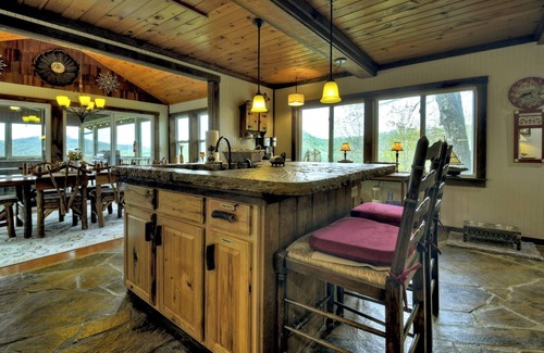 Mineral Bluff Cabin | Hot Tub Soaks, Sunroom Sips, Majestic Mountain Gazes & S'mores by Starlight - Fireside Bluff