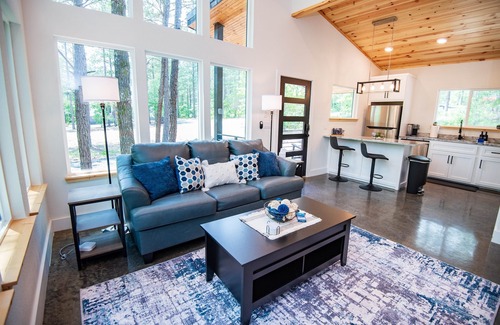 Broken Bow Cabin | Hot Tub, Spa Room, Fire Pit, Electric Candles