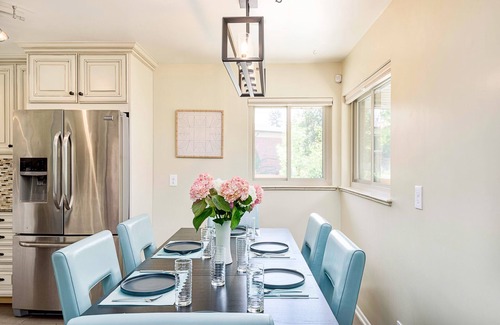 Denver House | Hot Tub, Steam Room, Billiards, Ping Pong, Darts, 3 Kings, 8 beds total.