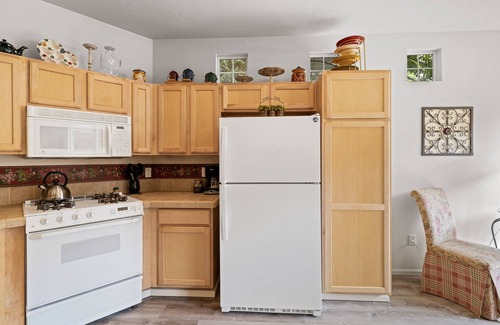 Southern Crossing House | Hot tub, Steps to Old Mill, Close to Downtown, Fireplace, AC, Pet Friendly