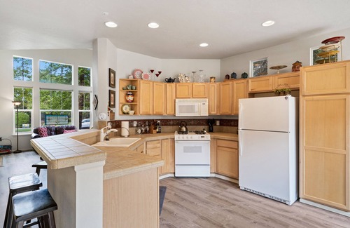 Southern Crossing House | Hot tub, Steps to Old Mill, Close to Downtown, Fireplace, AC, Pet Friendly