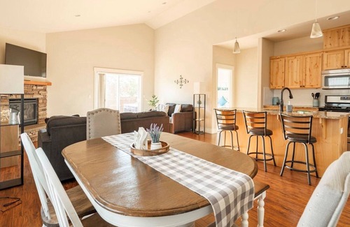 Mountain View House | Hot Tub, Stylish, Mountain Views, Family Friendly, Comfy/Cozy,