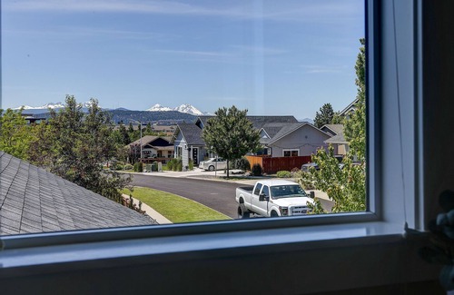 Mountain View House | Hot Tub, Stylish, Mountain Views, Family Friendly, Comfy/Cozy,