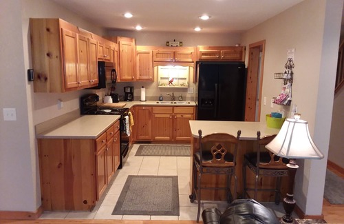 Hiawassee Cabin | Hot Tub! Super Mountain River Cabin, Wi-Fi, Pool, Tube, Trout, Close to Helen