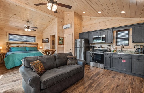 Cosby House | Hot Tub Treehouse Cabin #10 |24 Min to Gatlinburg