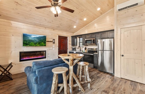 Cosby House | Hot Tub Treehouse Cabin #6 | 24 min to Gatlinburg