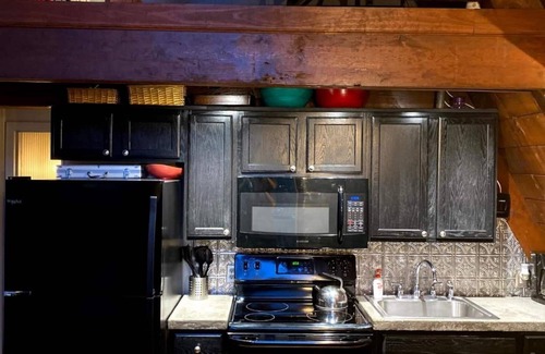 Wolf Laurel Cabin | HOT TUB, Unique A-Frame Cabin, Walk to ski resort