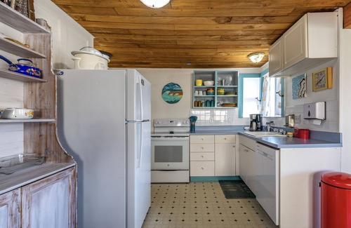Pacific Beach House | HOT TUB, VIEW, Walk to beach, WiFi, BBQ