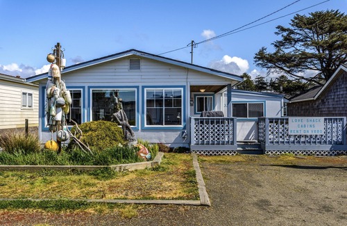 Pacific Beach House | HOT TUB, VIEW, Walk to beach, WiFi, BBQ