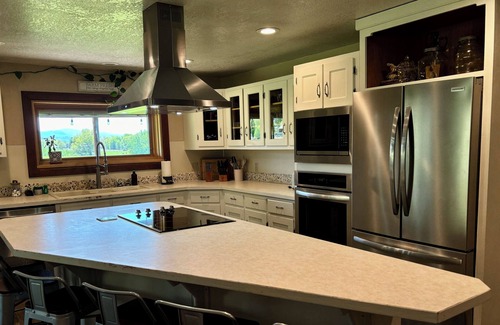 Oroville House | Hot Tub Views AC Games BBQ Pet Friendly – 10 Mins to Lake