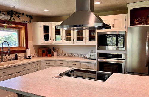Oroville House | Hot Tub Views AC Games BBQ Pet Friendly – 10 Mins to Lake