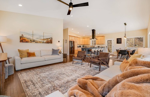 Leicester House | Hot Tub, Views + Chef’s Kitchen | Pet-Friendly Retreat + Biltmore Pass