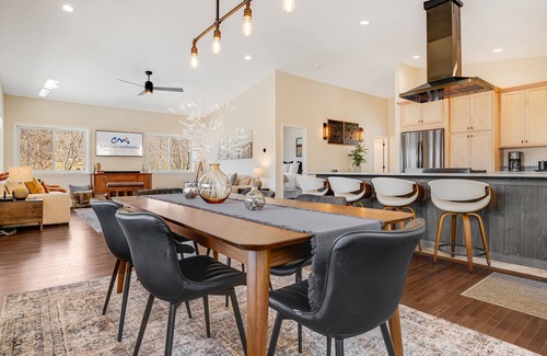 Leicester House | Hot Tub, Views + Chef’s Kitchen | Pet-Friendly Retreat + Biltmore Pass