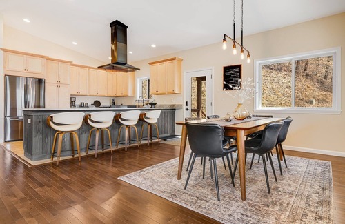 Leicester House | Hot Tub, Views + Chef’s Kitchen | Pet-Friendly Retreat + Biltmore Pass
