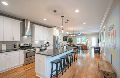 Inglewood House | Hot Tub | Walkable | Arcade | Near DWTN!