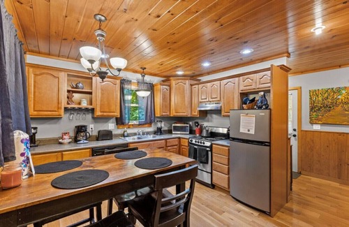 Stanton Apartment | Hot Tub & WiFi - Intimate Cabin - Snuggle Inn