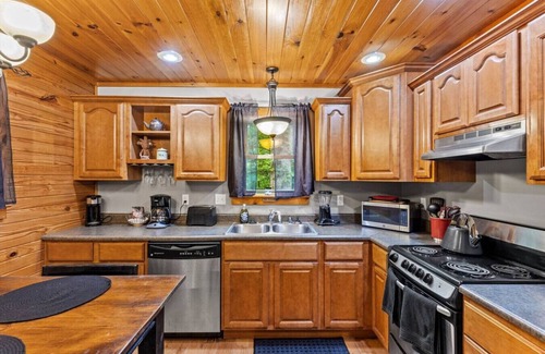 Stanton Apartment | Hot Tub & WiFi - Intimate Cabin - Snuggle Inn