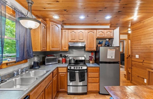 Stanton Apartment | Hot Tub & WiFi - Intimate Cabin - Snuggle Inn