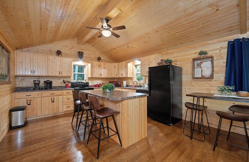 Stanton Cabin | Hot Tub & WiFi - Large Family Cabin - Legend of The Hollow - Getaway to Red River Gorge, KY!