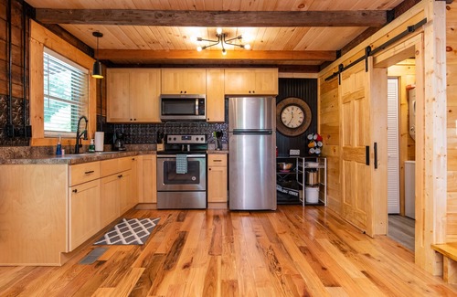 Stanton Cabin | Hot Tub, WiFi & Pet-Friendly - Secluded Family Getaway - Pilot Point - Red River Gorge, Kentucky!