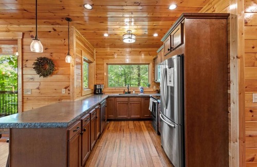 Rogers Apartment | Hot Tub & WiFi - Sky Pointe - LUX cabin in RRG, KY