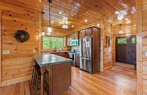 Rogers Apartment | Hot Tub & WiFi - Sky Pointe - LUX cabin in RRG, KY