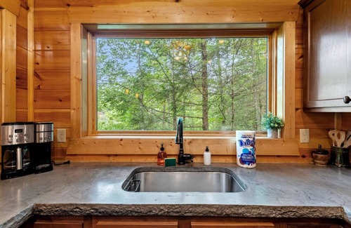 Rogers Apartment | Hot Tub & WiFi - Sky Pointe - LUX cabin in RRG, KY